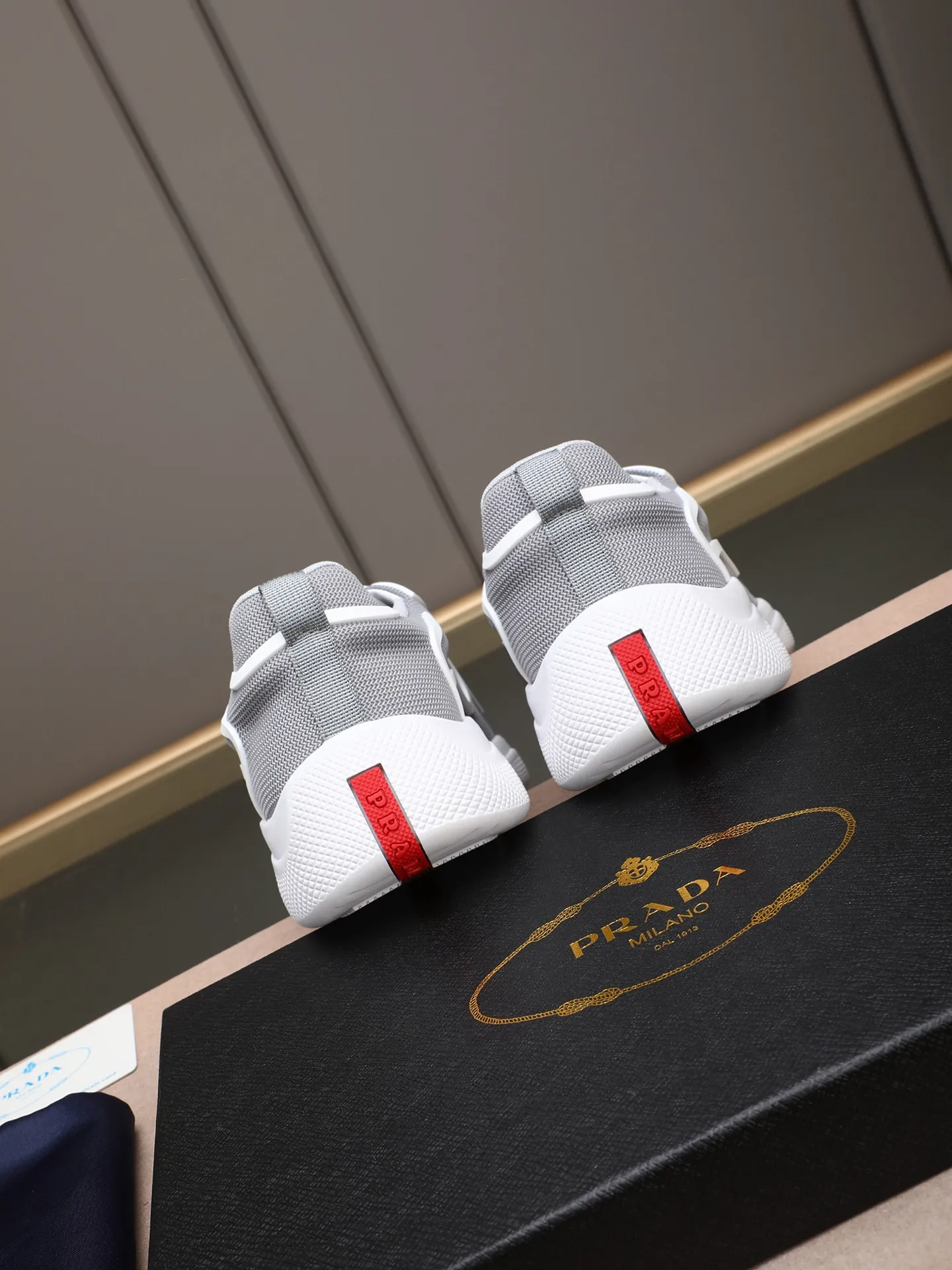 Men's shoes 💰400 PRADA/Prada men's lace-up casual sports shoes, the upper is made of imported rubber and breathable mesh. It is soft, comfortable and breathable. The tongue is decorated with the PRADA brand letter logo. The thick rubber sole echoes the red label tongue. The style is fashionable and elegant. The details are carefully crafted. A casual sports shoe with a super western style and excellent breathability!  Size: 38-44 (45 46 customized)